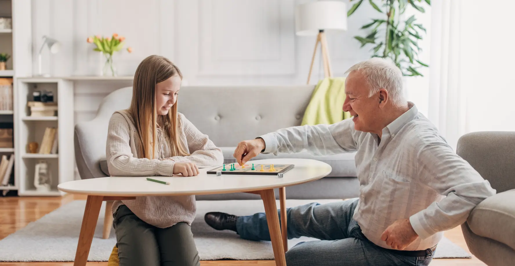 Opa spielt mit Enkelin