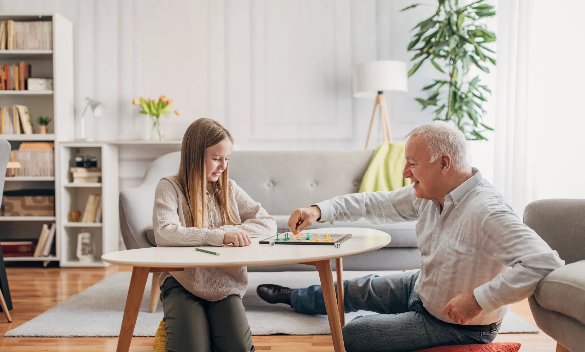 Opa spielt mit Enkelin