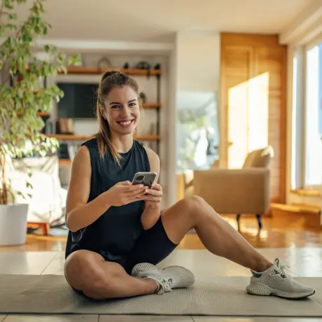 Frau aktualisiert flexibel ihre Daten beim Sport