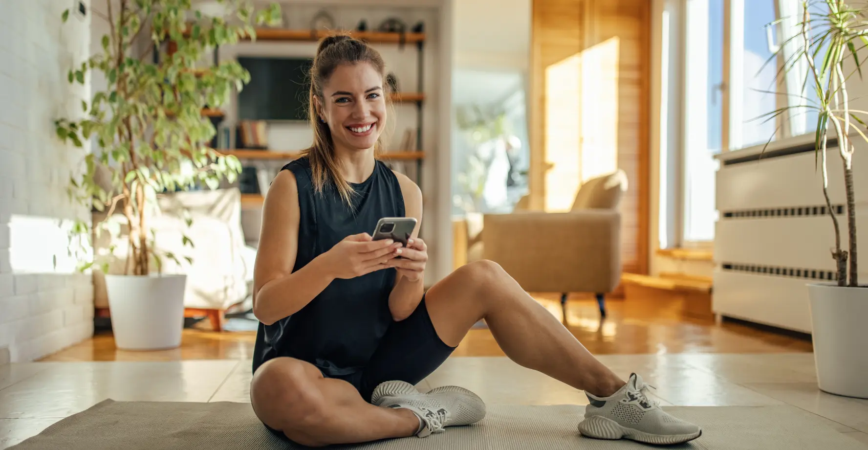 Frau aktualisiert flexibel ihre Daten beim Sport