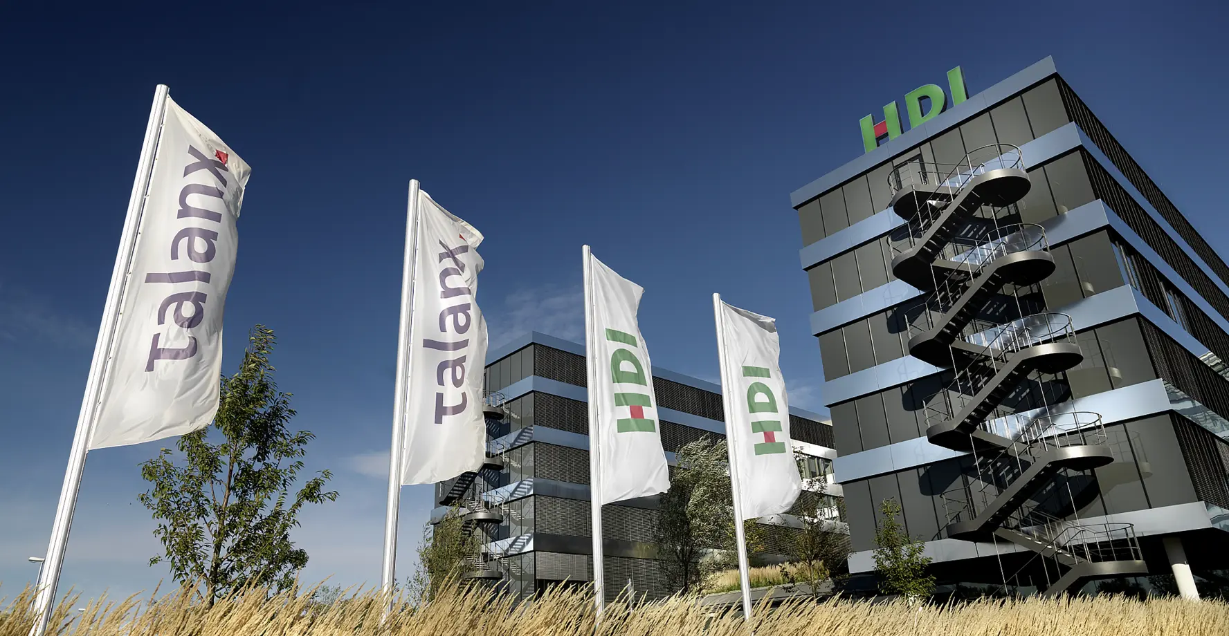 Bürogebäude der HDI mit 4 Flaggen im Vordergrund