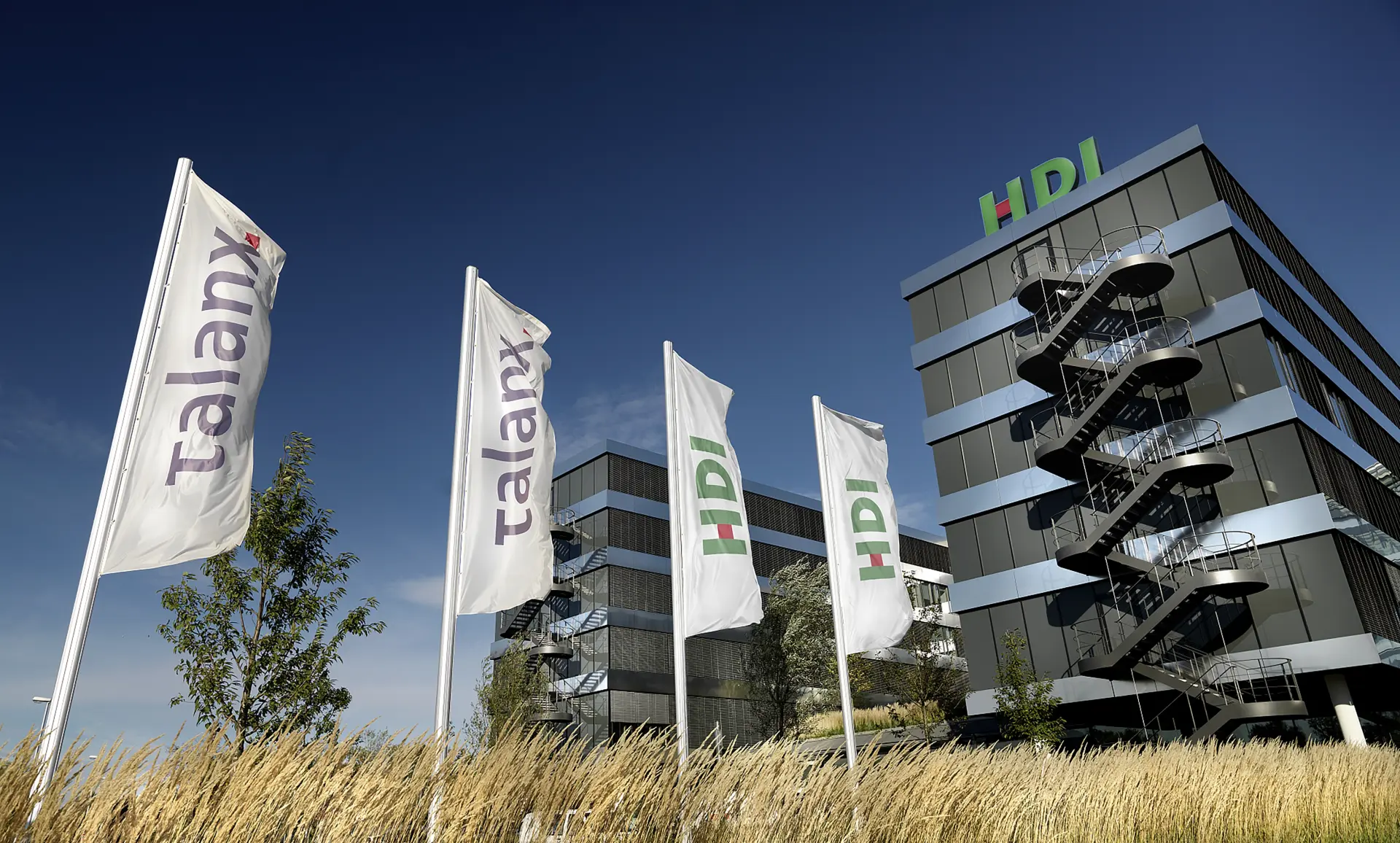 Bürogebäude der HDI mit 4 Flaggen im Vordergrund