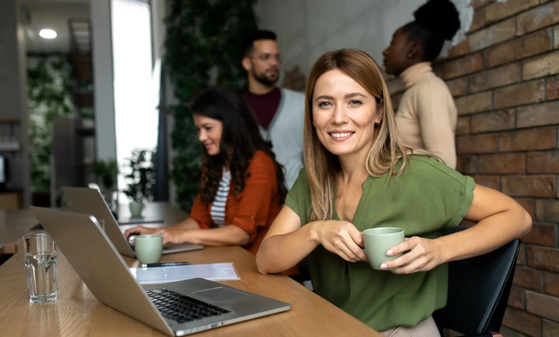 Eine Frau die sich bei der Arbeit am Laptop weiterbildet