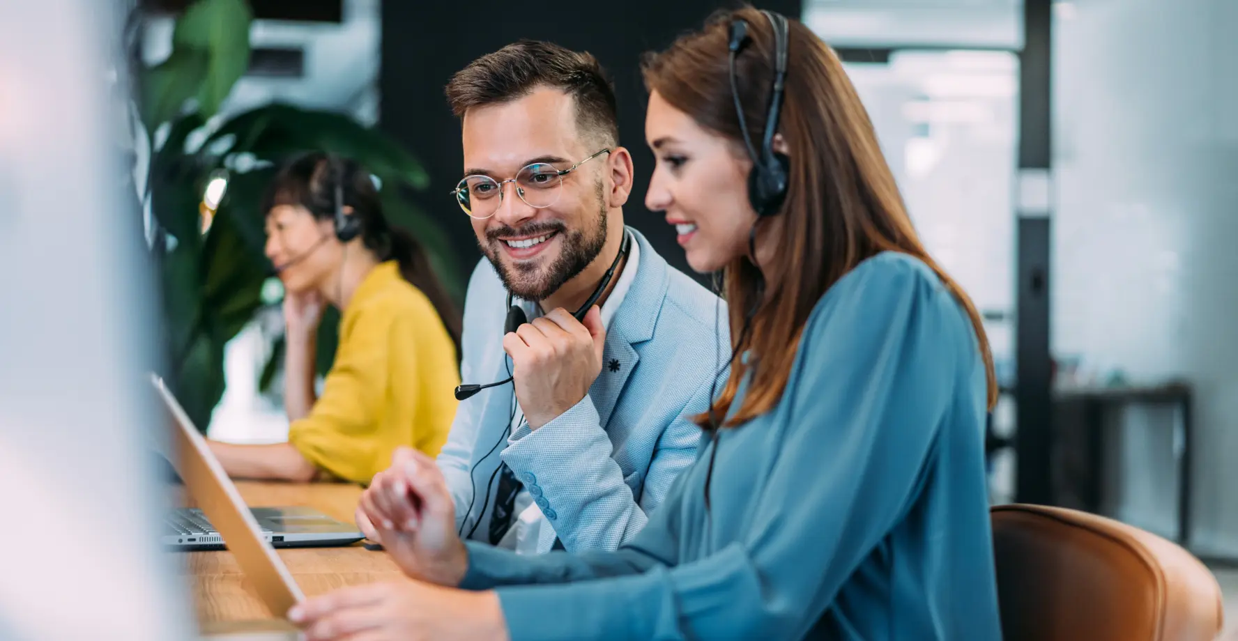 Frau nimmt Kontaktanrufe an